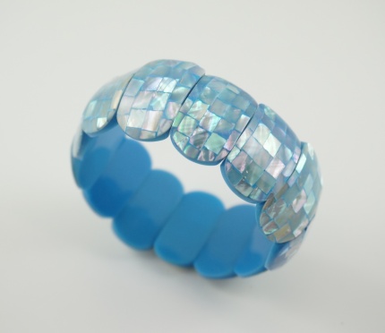 Bracelet  "Nymphea"  PM. en Nacre irisée Bleue