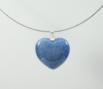 Coeur en Pierre fine ( Agate Bleu) avec  son "Tour de cou" en acier tressé